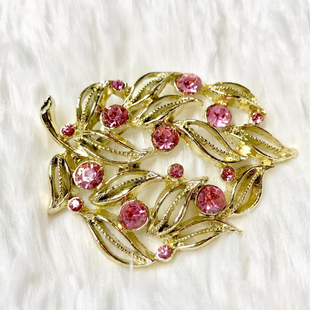 Vintage wreath brooch gold brass color pin